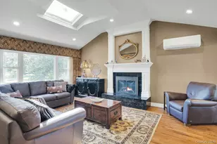 21 Ground Pine Ct, Dix Hills, NY 11746 - Photo 9
