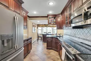 21 Ground Pine Ct, Dix Hills, NY 11746 - Photo 19