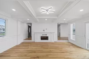 219 Granada Pkwy, Lindenhurst, NY 11757 - Photo 9