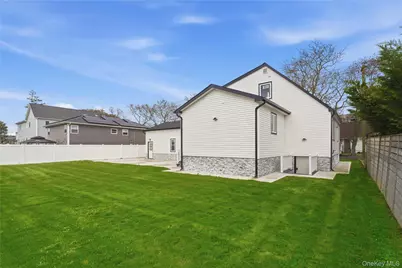 219 Granada Parkway, Lindenhurst, NY 11757 - Photo 3