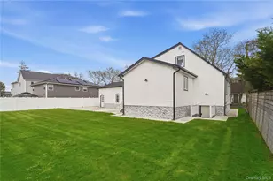 219 Granada Pkwy, Lindenhurst, NY 11757 - Photo 3