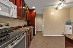 41 Spring Hollow, Roslyn, NY 11576 - Photo 9