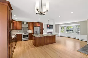 22 Baylis Pl, Syosset, NY 11791 - Photo 11