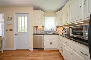 8 Roundabout Rd, Smithtown, NY 11787 - Photo 7