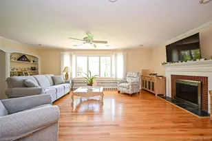 8 Roundabout Rd, Smithtown, NY 11787 - Photo 3