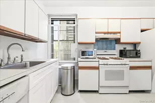109-14 Ascan Ave, Forest Hills, NY 11375 - Photo 15