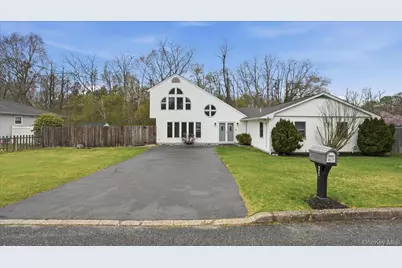 31 13th Street, Holbrook, NY 11741 - Photo 1