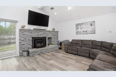 31 13th Street, Holbrook, NY 11741 - Photo 9