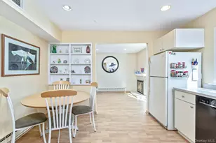 14 Petersburg Ct, Coram, NY 11727 - Photo 5