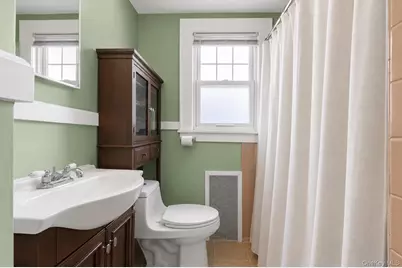 40 Rockville Avenue, Rockville Centre, NY 11570 - Photo 15