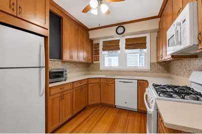40 Rockville Avenue, Rockville Centre, NY 11570 - Photo 7