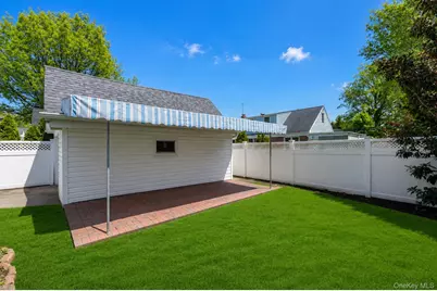 40 Rockville Avenue, Rockville Centre, NY 11570 - Photo 21