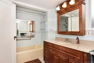 139-30 Coolidge Ave, Briarwood, NY 11435 - Photo 19