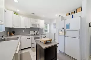 610 Beaver Ln, Ronkonkoma, NY 11779 - Photo 3