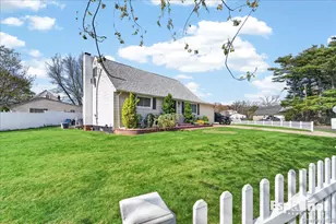 36 Ronald Dr E, Amityville, NY 11701 - Photo 3