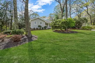 7 Carriage Ct, Dix Hills, NY 11746 - Photo 5