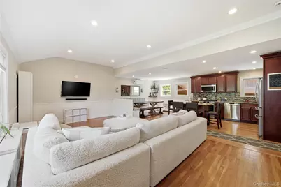 204 Violet Street, Massapequa Park, NY 11762 - Photo 5