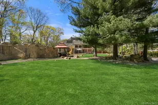 10 Hart Pl, Dix Hills, NY 11746 - Photo 17
