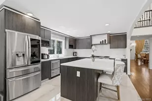 10 Hart Pl, Dix Hills, NY 11746 - Photo 23