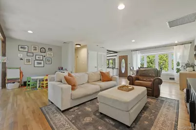 9 Copperbeech Road, Saint James, NY 11780 - Photo 5