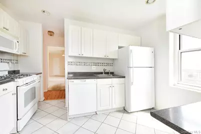 25 Canterbury Road #3-L, Great Neck, NY 11021 - Photo 15