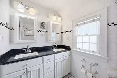 110 Bedford Avenue, New Hyde Park, NY 11040 - Photo 15