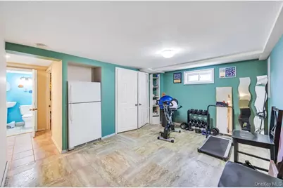 33 Albert Street, Hicksville, NY 11801 - Photo 17