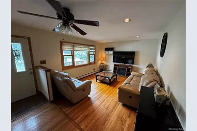 30 Woodmere Place, Selden, NY 11784 - Photo 9