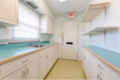3250 Sunrise Highway, East Islip, NY 11730 - Photo 15