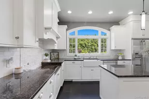 28 Manchester Ln, Stony Brook, NY 11790 - Photo 7