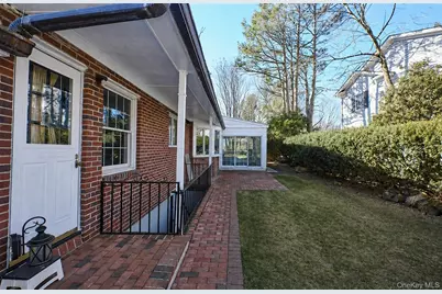 695 Hunt Lane, Manhasset, NY 11030 - Photo 19