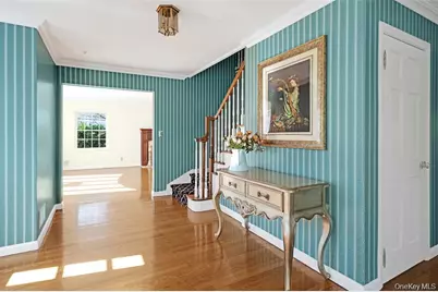695 Hunt Lane, Manhasset, NY 11030 - Photo 3