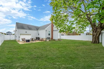 253 E Riviera Drive, Lindenhurst, NY 11757 - Photo 23