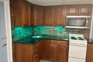 18 Manhattan Pl, Huntington, NY 11743 - Photo 3