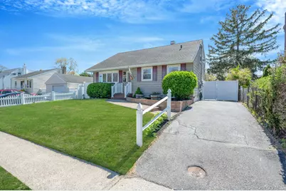 477 N Indiana Avenue, Lindenhurst, NY 11757 - Photo 3