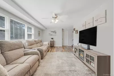 477 N Indiana Avenue, Lindenhurst, NY 11757 - Photo 5