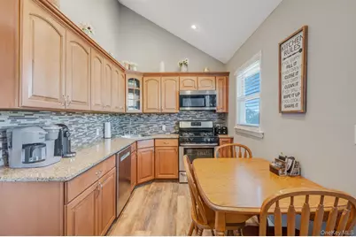 477 N Indiana Avenue, Lindenhurst, NY 11757 - Photo 7