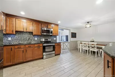 1055 Sipp Avenue, Medford, NY 11763 - Photo 9