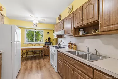 11 Roxanne Court, Huntington Station, NY 11746 - Photo 9