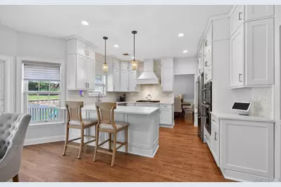 185 Plymouth Boulevard, Smithtown, NY 11787 - Photo 11