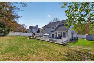 185 Plymouth Boulevard, Smithtown, NY 11787 - Photo 43