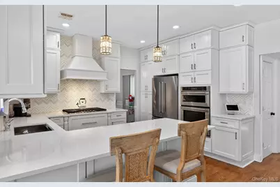 185 Plymouth Boulevard, Smithtown, NY 11787 - Photo 17