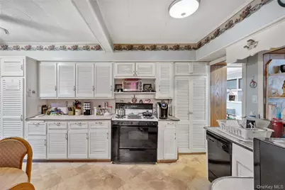 184 Roosevelt Boulevard, Hauppauge, NY 11788 - Photo 3