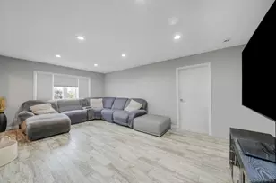 580 Center Briarwood Ave, West Islip, NY 11795 - Photo 11