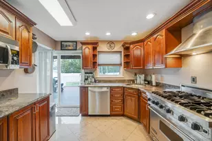 580 Center Briarwood Ave, West Islip, NY 11795 - Photo 13