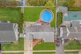 580 Center Briarwood Ave, West Islip, NY 11795 - Photo 49