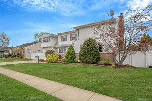 580 Center Briarwood Ave, West Islip, NY 11795 - Photo 3