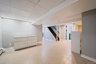 580 Center Briarwood Ave, West Islip, NY 11795 - Photo 37