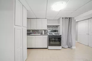 580 Center Briarwood Ave, West Islip, NY 11795 - Photo 35