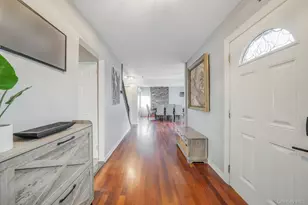 580 Center Briarwood Ave, West Islip, NY 11795 - Photo 9